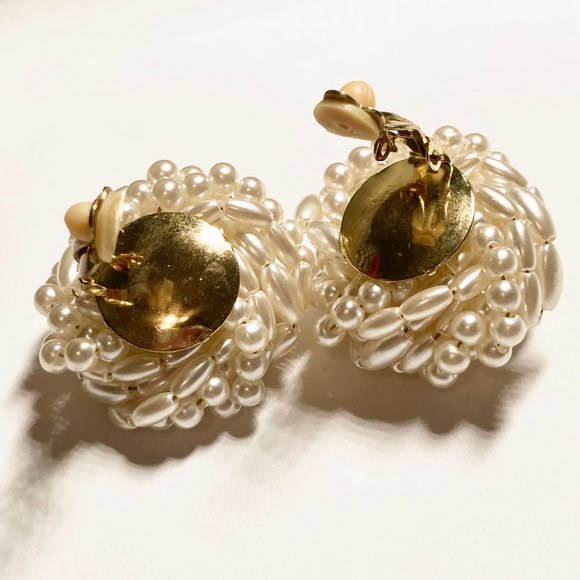 Vintage Faux White Pearl Clip On Earrings Beaded Cluster Gold Tone 70s Taiwan - Picture 8 of 11